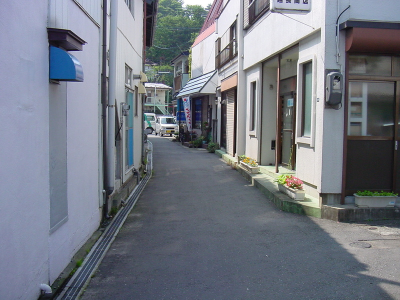 越長米穀店前