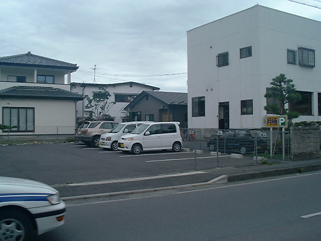 小松歯科医院横駐車場